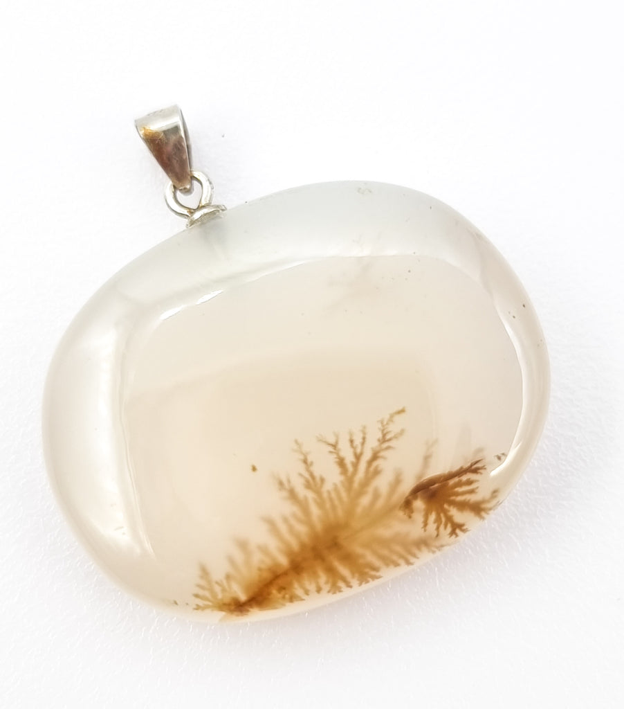 An artistic piece of natural dendritic landscape agate with a beautiful inclusion representing a feather fern. A simple yet gorgeous pendant with a simple 925 sterling silver bail, that is sure to draw attention