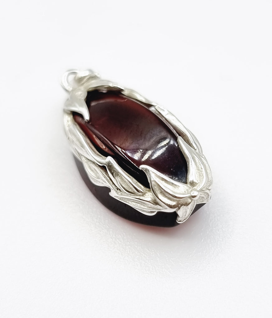 Beautiful vine encasing - view of the back of the pendant