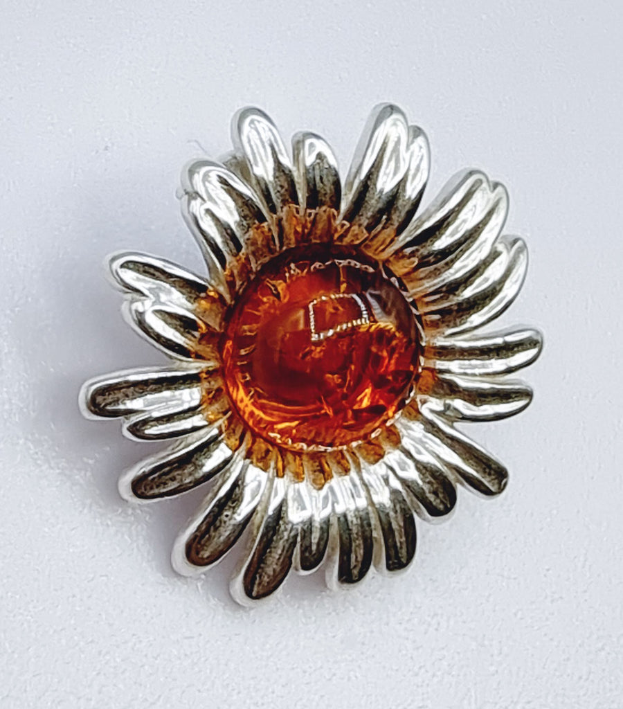 This gorgeous sterling silver pendant, featuring a stunning Sunflower, crafted with a lovely cognac natural Baltic Amber 'heart'. This nature inspired pendant is a perfect gift of love for any nature lover. The feminine touch and delicate design of the pendant make it a perfect addition to any woman's necklace collection.