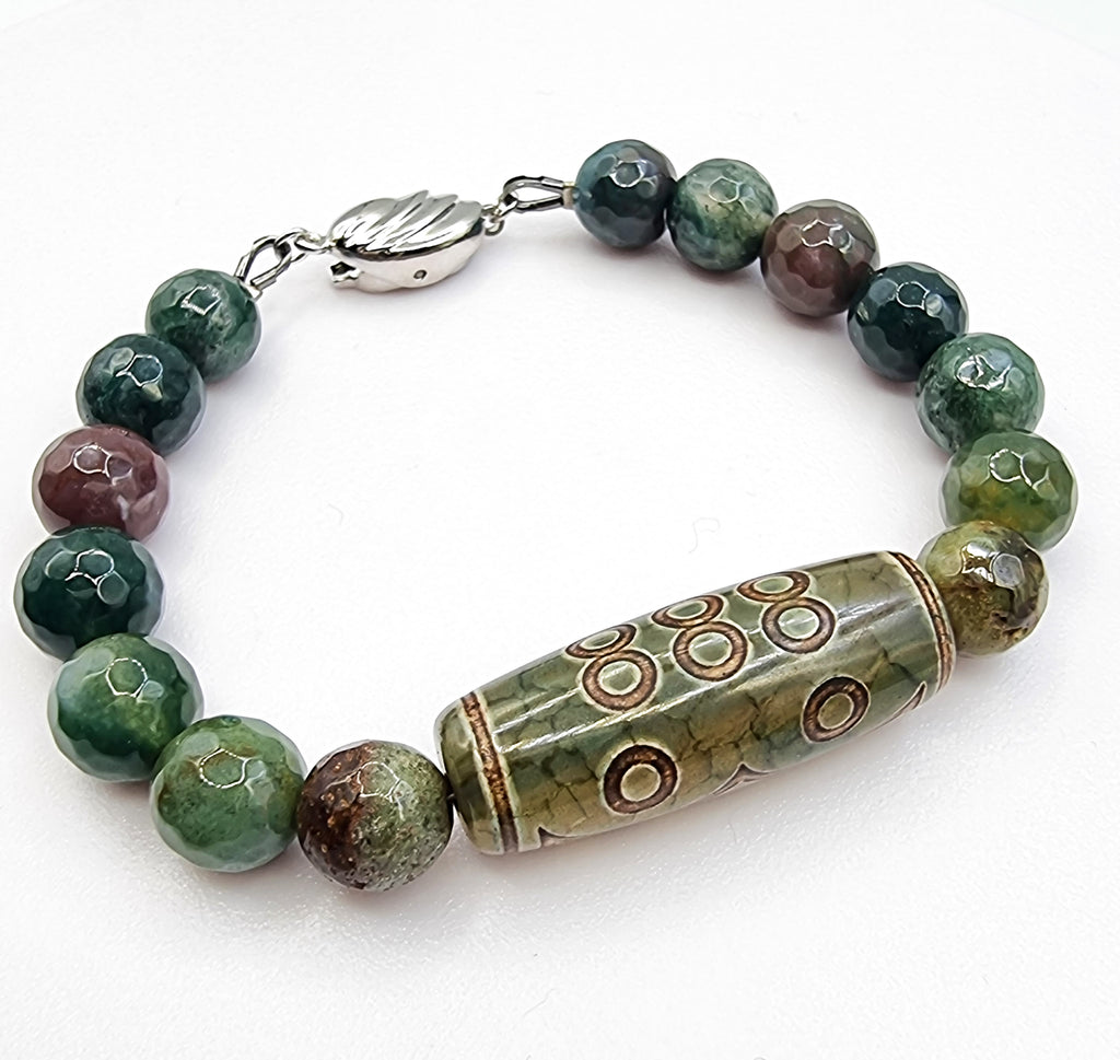 A sophisticated classy bracelet, that has been delicately designed and handmade with carefully chosen natural Moss Agate and a stunning Dzi Agate accent gemstone. This bracelet captivates simplicity and style for both men and women. 